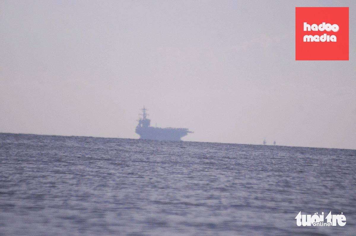 Tàu sân bay USS George Washington vào vịnh Đà Nẵng, ảnh nhìn từ đỉnh Sơn Trà - Ảnh: THÁI BÁ DŨNG