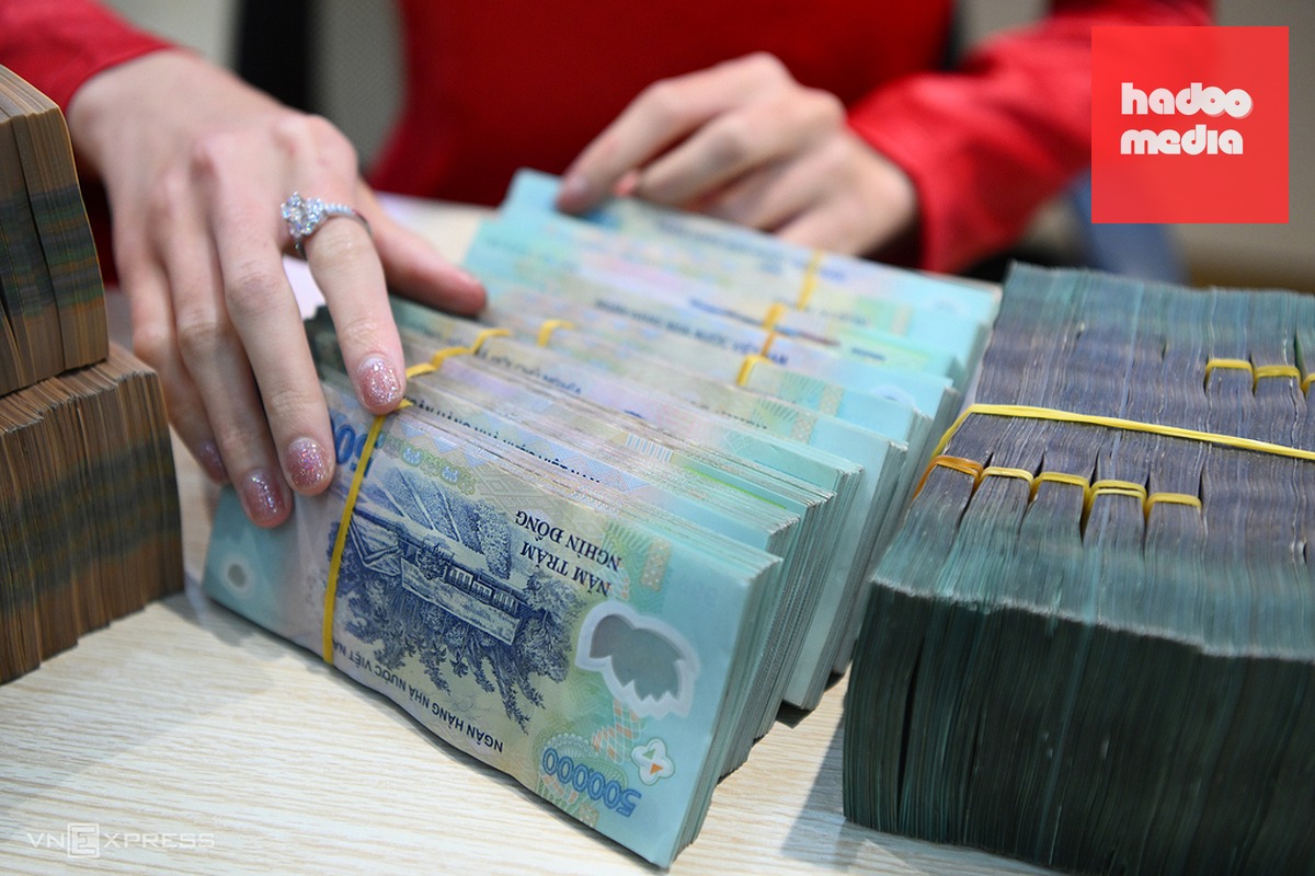 Nhân viên một ngân hàng ở Hà Nội đang đếm tiền. Ảnh: Giang Huy