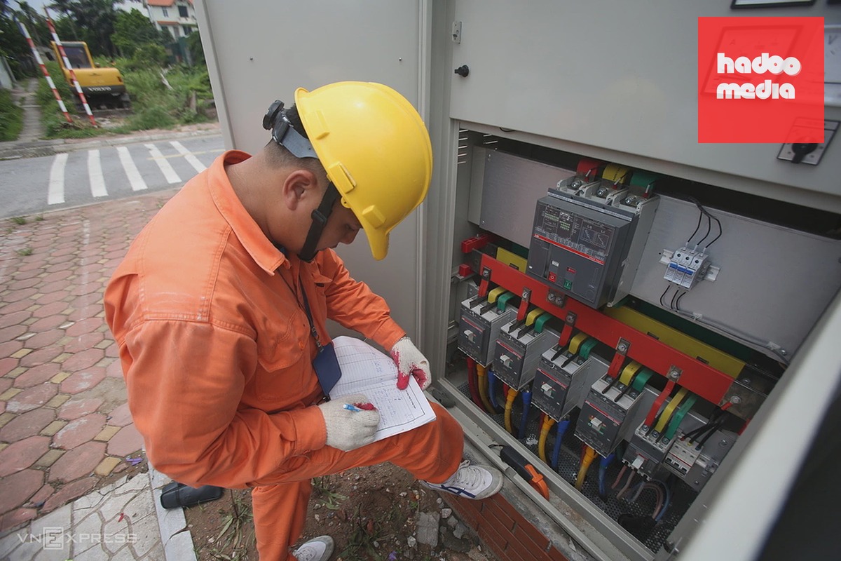 Một công nhân ngành điện làm việc tại Hà Nội. Ảnh: Ngọc Thành
