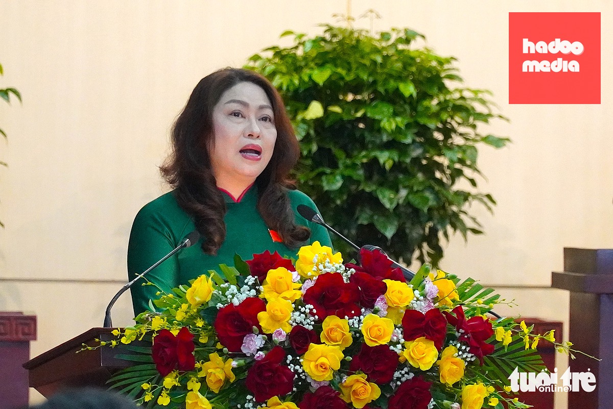 Bà Nguyễn Thị Thu Lan, Phó chủ tịch thường trực Ủy ban MTTQ Việt Nam TP Đà Nẵng, báo cáo tại kỳ họp - Ảnh: TRƯỜNG TRUNG