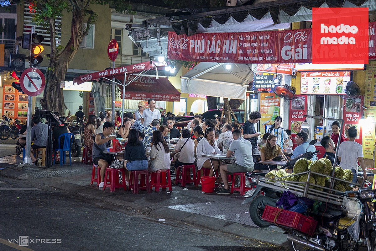 Quán phở ở ngã tư Trần Quốc Toản - Trần Phú chiếm dụng hết vỉa hè, tối 11/7. Ảnh: Nguyễn Đông