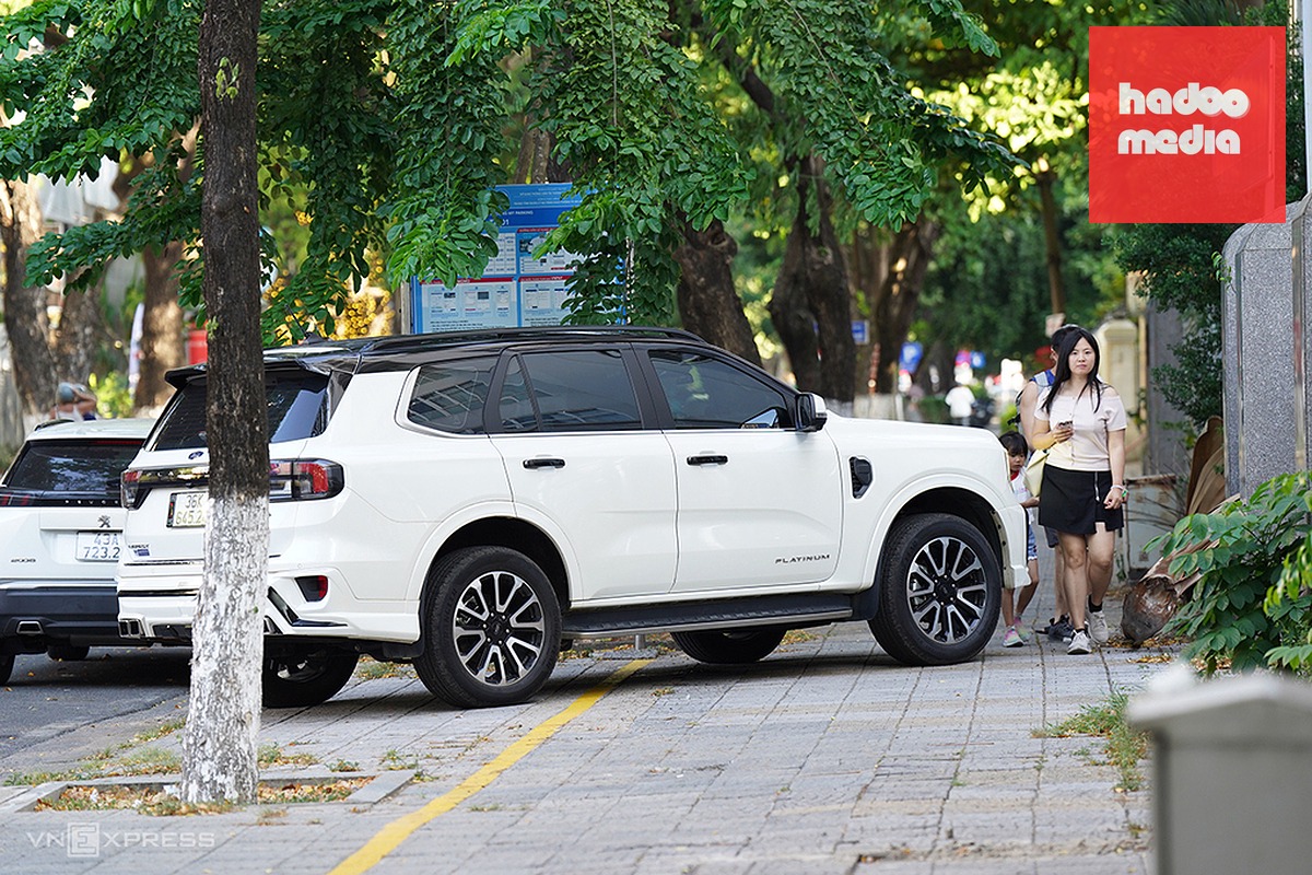 Trong khi vỉa hè được dẹp trật tự để dành chỗ đỗ xe máy, lối cho người đi bộ, thì nhiều ôtô lại leo lên vỉa hè đậu đỗ. Ảnh chụp trên đường Trần Phú, phường Hải Châu, chiều 22/7. Ảnh: Nguyễn Đông