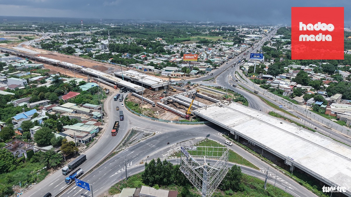 Nút giao cao tốc Bến Lức - Long Thành với quốc lộ 51 đang trong quá trình hoàn thiện - Ảnh: THUẬN VĂN