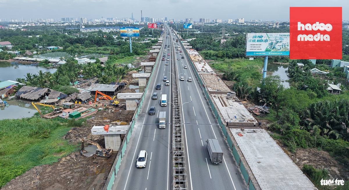 Cao tốc TP.HCM - Long Thành đang được mở rộng từ 4 lên 8-10 làn xe - Ảnh: THUẬN VĂN