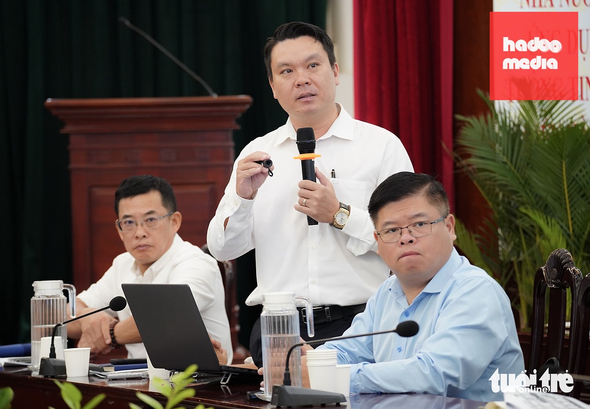 Ông Lê Hoàn, Phó giám đốc Trung tâm Quản lý giao thông công cộng (Sở Xây dựng TP.HCM), báo cáo sáng 30-7 - Ảnh: THUẬN VĂN