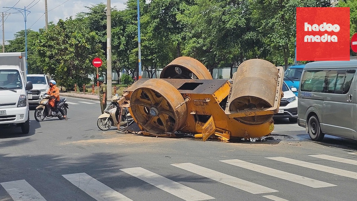 Xe lu rơi xuống từ ôtô tải chắn ngang làn đường, khiến giao thông ùn tắc. Ảnh: Anh Kha