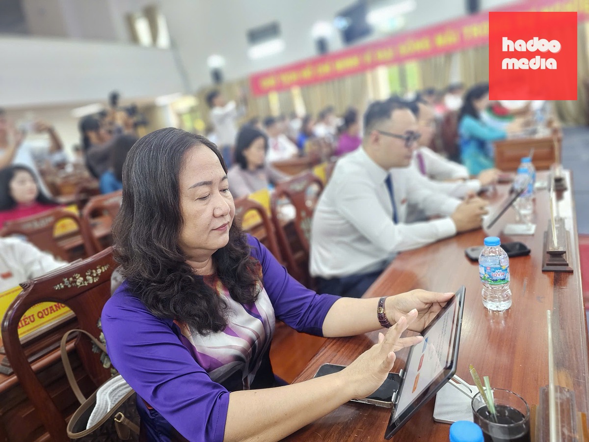 Đại biểu HĐND thành phố Cần Thơ biểu quyết thông qua các nghị quyết tại kỳ họp - Ảnh: CHÍ QUỐC