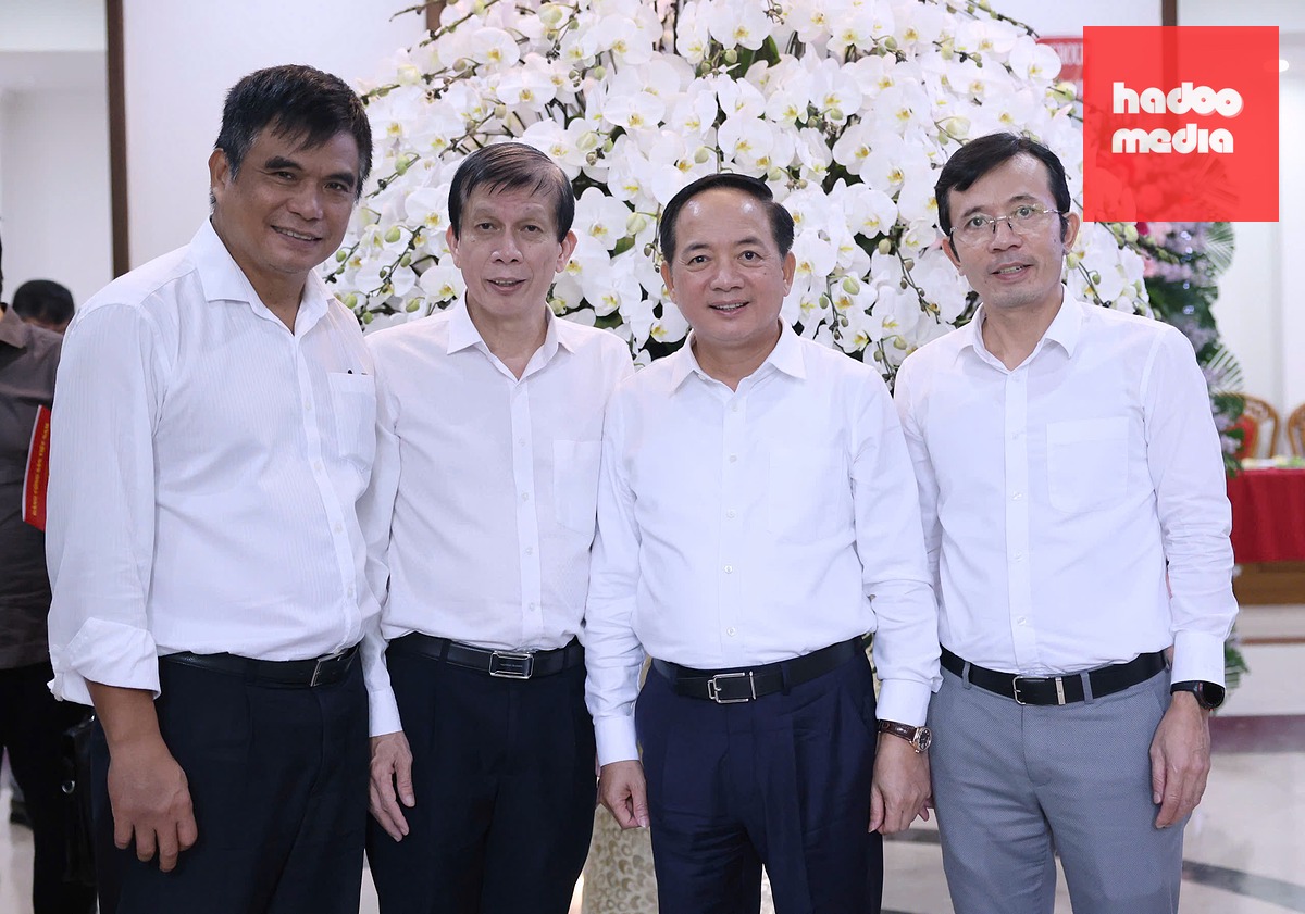 Lãnh đạo Cơ quan Báo và Phát thanh, Truyền hình TP.HCM chụp ảnh cùng Trưởng Ban Tuyên giáo và Dân vận Trung ương Trịnh Văn Quyết - Ảnh: NAM TRẦN