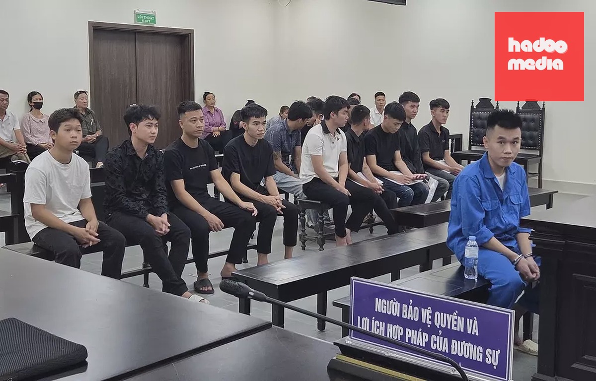 Bị cáo Trần Huy Hoàng (hàng đầu) và đồng phạm tại tòa. Ảnh: Danh Lam