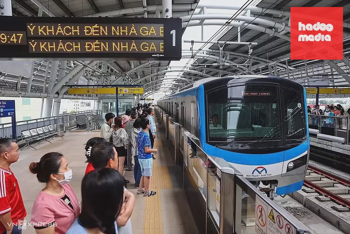 Khách đi metro Bến Thành - Suối Tiên, tuyến đầu tiên đưa vào khai thác ở TP HCM. Ảnh: Quỳnh Trần