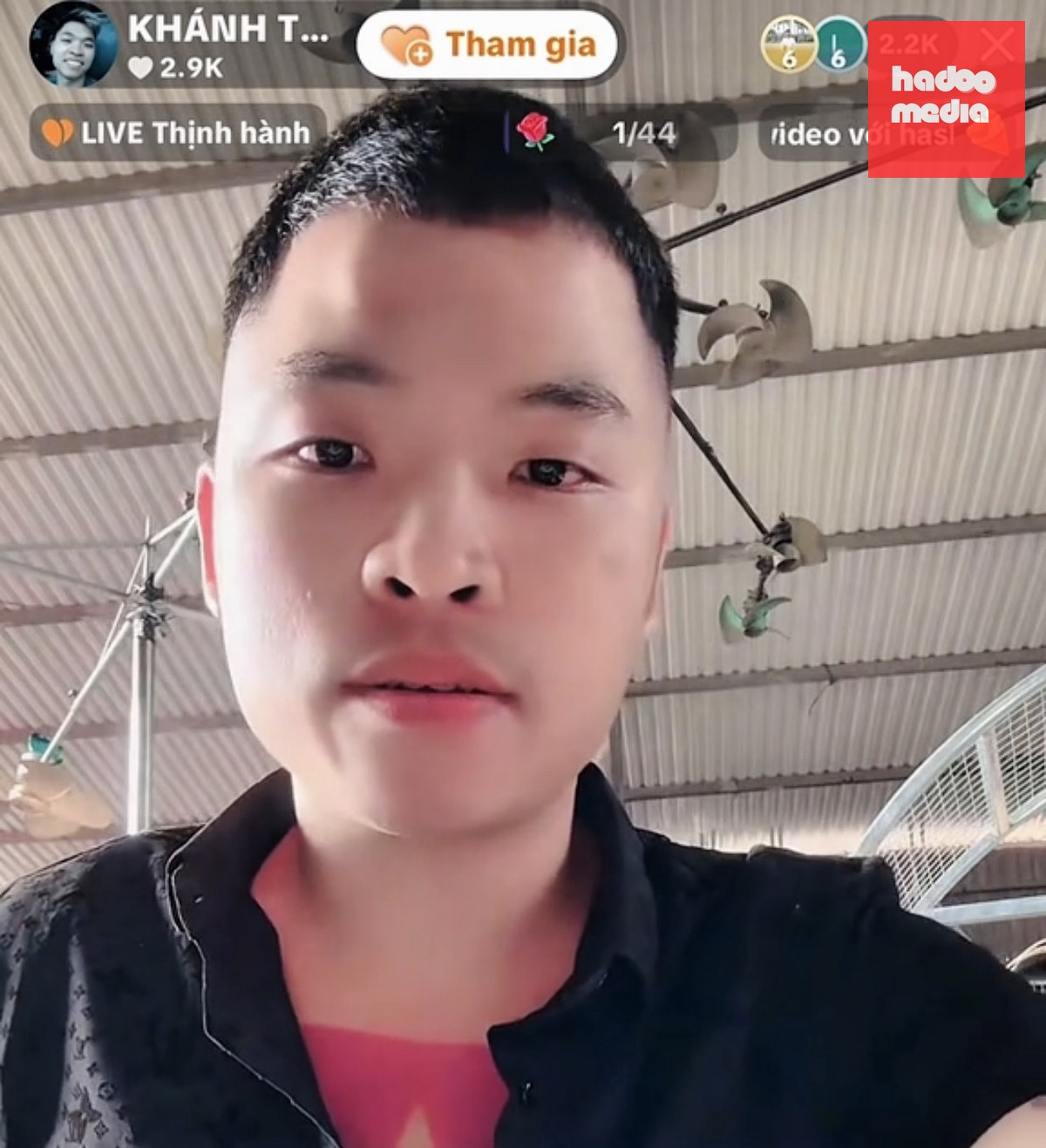 Hình ảnh "giang hồ mạng" Khánh Sky livestream tại nhà TikToker Vua Quạt - Ảnh cắt từ clip