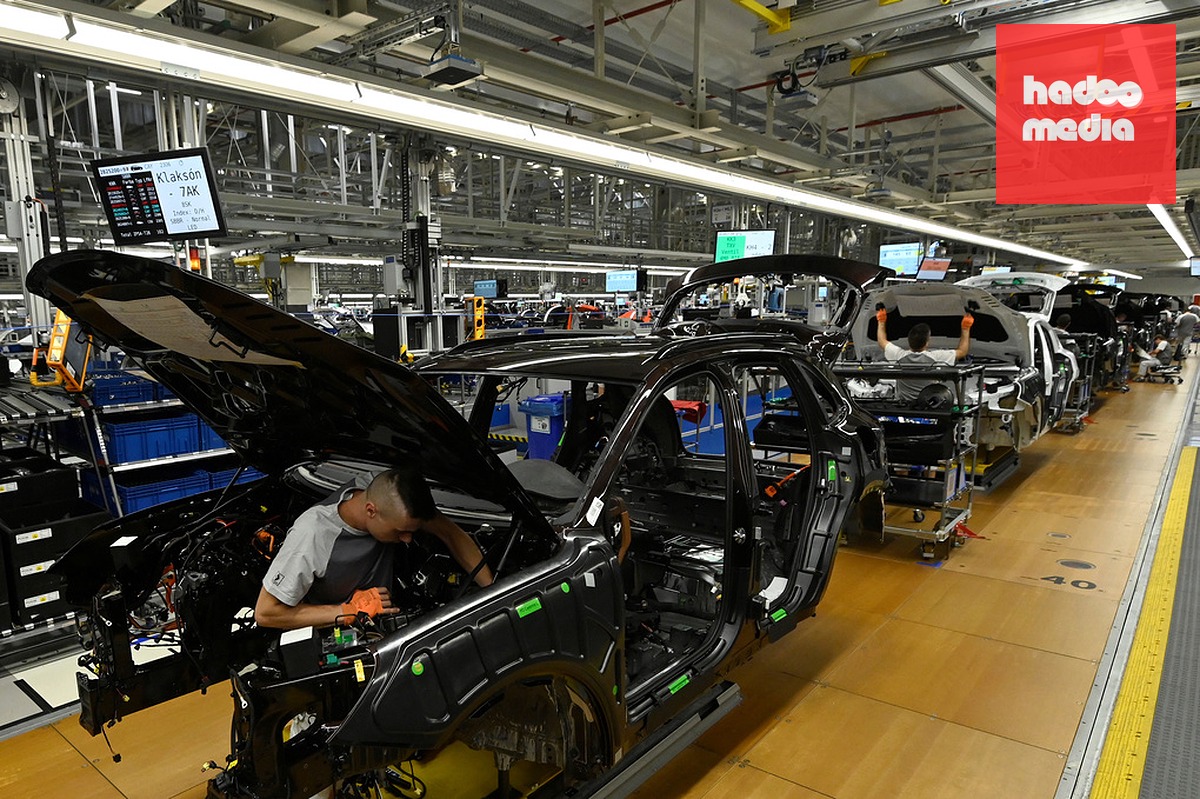 Công nhân làm việc trong dây chuyền Porsche tại nhà máy ở Bratislava, Đức năm 2024. Ảnh: Reuters