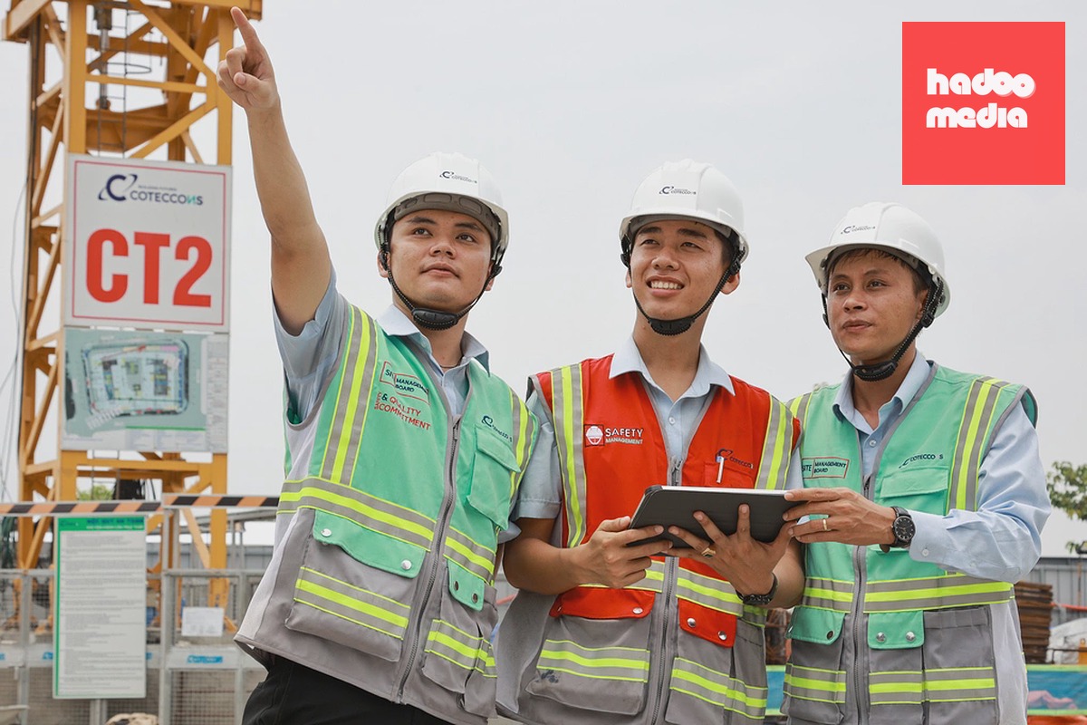 Các kỹ sư đang làm việc tại một công trình xây dựng. Ảnh: CTD
