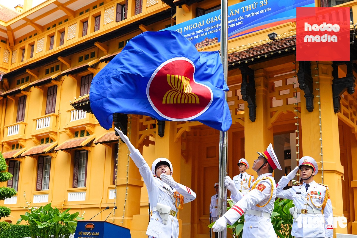 Lá cờ ASEAN được tung lên trong lễ thượng cờ tại trụ sở Bộ Ngoại giao sáng 31-7 - Ảnh: PHÚC TÀI