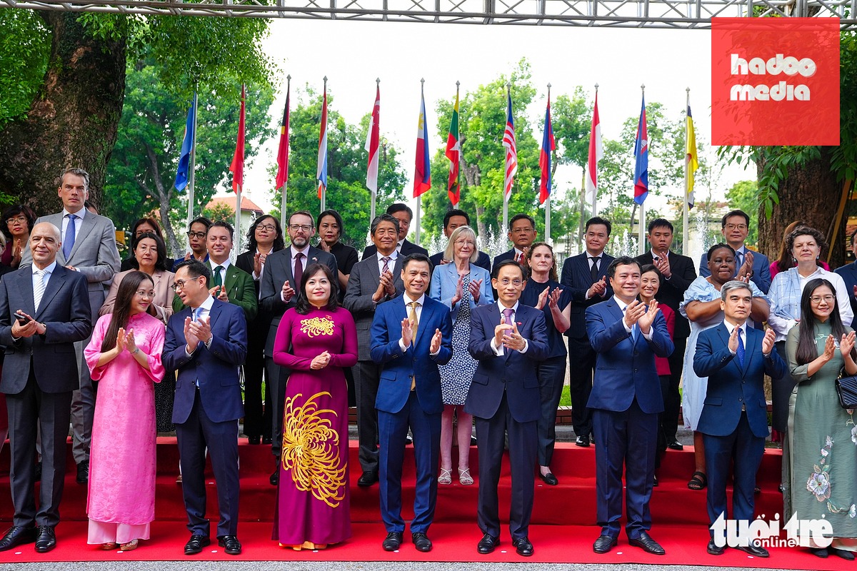 Bộ trưởng Bộ Ngoại giao Lê Hoài Trung cùng các đại sứ, đại biện lâm thời các nước ASEAN và đối tác tại buổi lễ - Ảnh: PHÚC TÀI