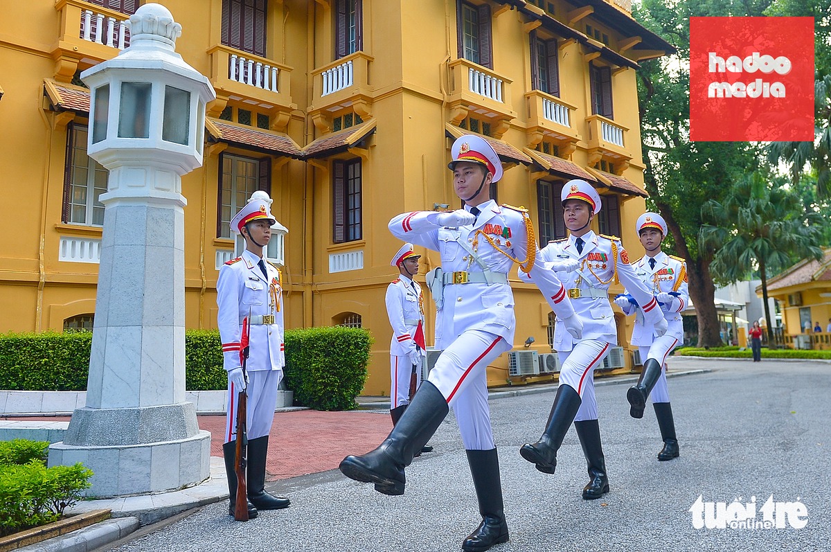 Đội danh dự mang cờ ASEAN vào vị trí - Ảnh: PHÚC TÀI