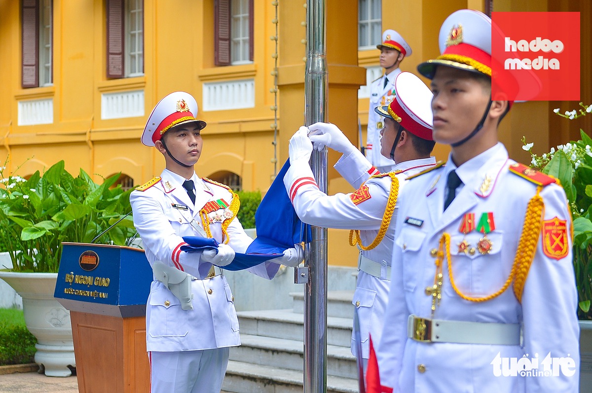 Chuẩn bị thượng cờ ASEAN - Ảnh: PHÚC TÀI