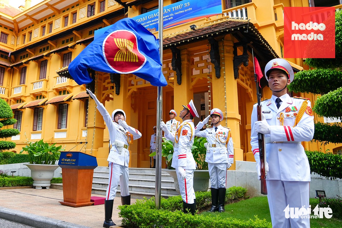Lá cờ ASEAN tung bay - Ảnh: PHÚC TÀI