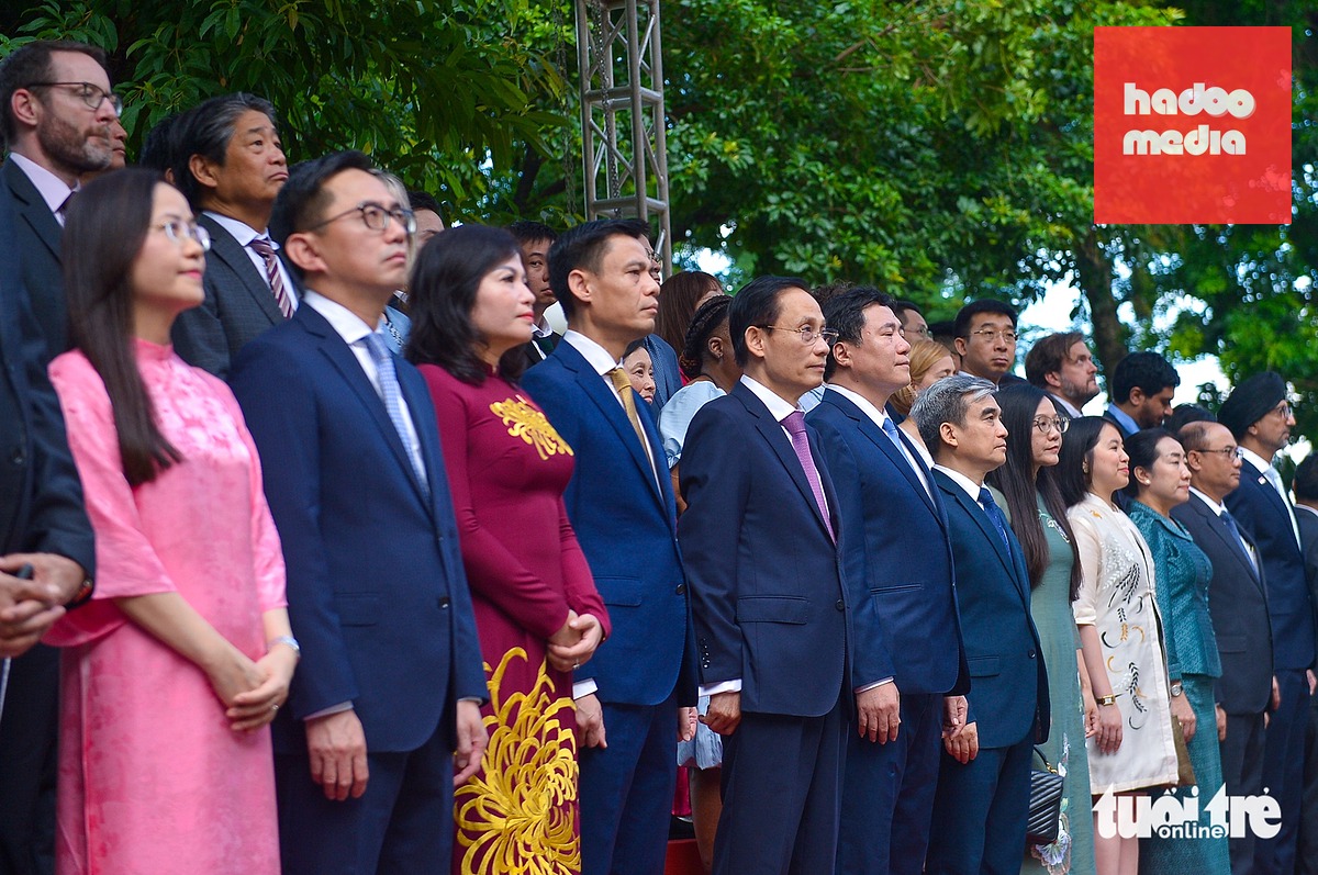 Bộ trưởng Bộ Ngoại giao Lê Hoài Trung cùng các đại biểu tại lễ thượng cờ - Ảnh: PHÚC TÀI