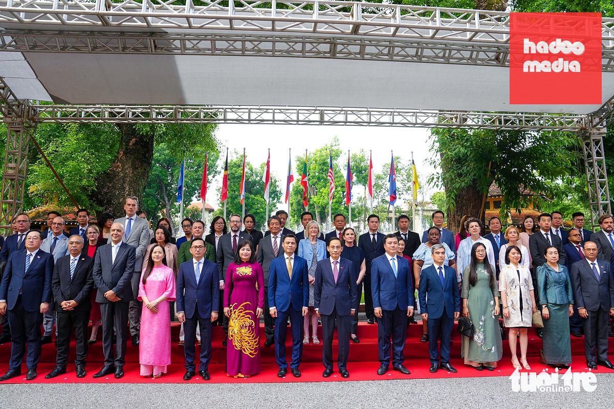 Các đại biểu chụp ảnh chung cùng cờ ASEAN và 11 quốc gia thành viên hiệp hội - Ảnh: PHÚC TÀI