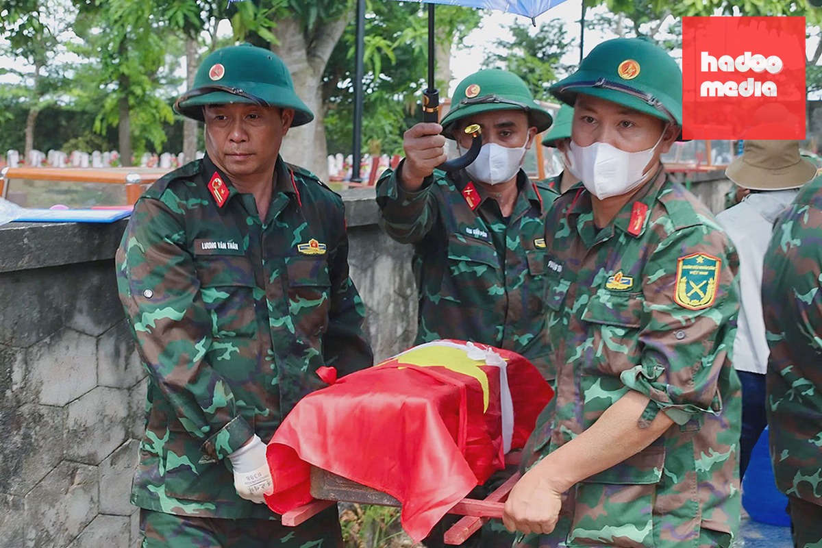 Lực lượng chức năng khai quật, quy tập hài cốt tại Nghĩa trang liệt sĩ Đô Lương hồi giữa tháng 7. Ảnh: Đức Hùng