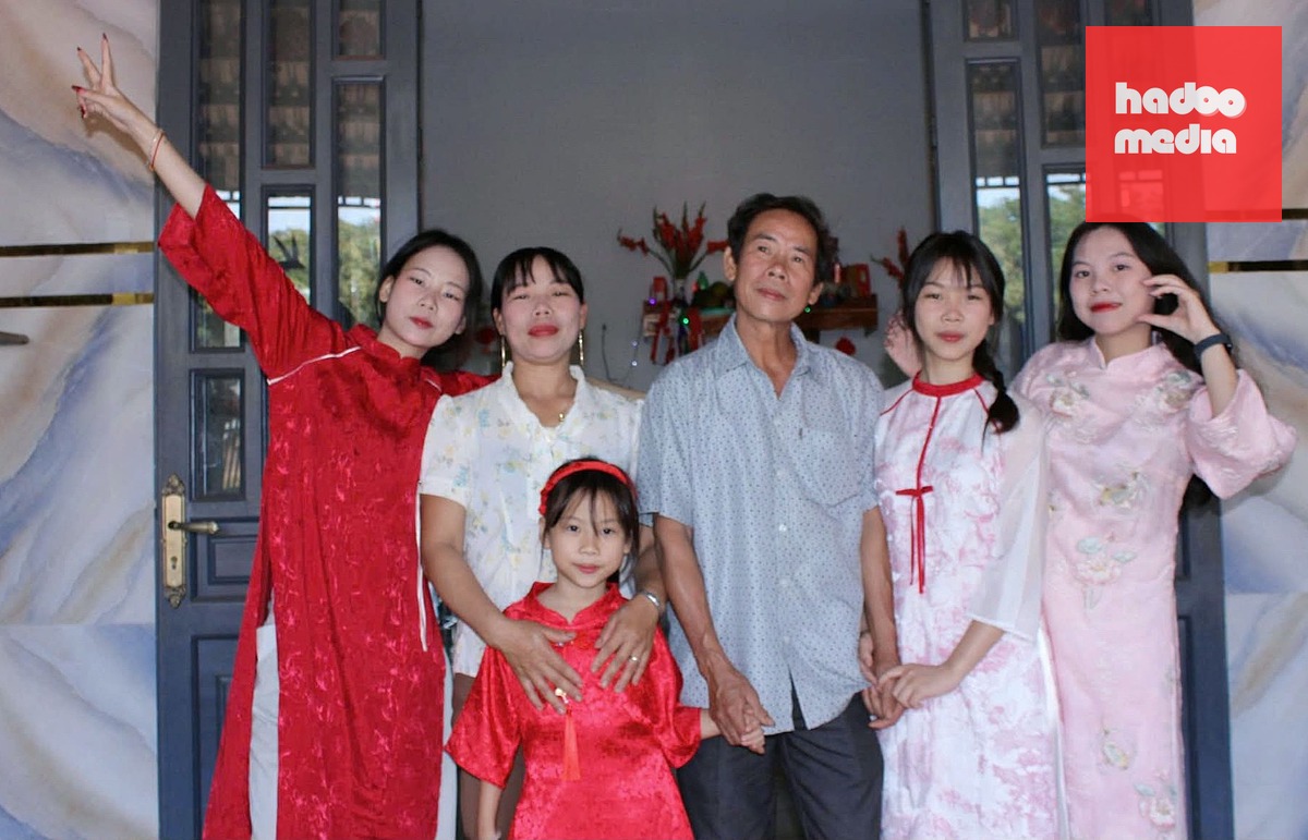 Ông Quý tự hào có bốn cô công chúa hiếu thảo, ngoan ngoãn, luôn biết nghĩ cho gia đình và nỗ lực học tập - Ảnh: NGỌC SANG