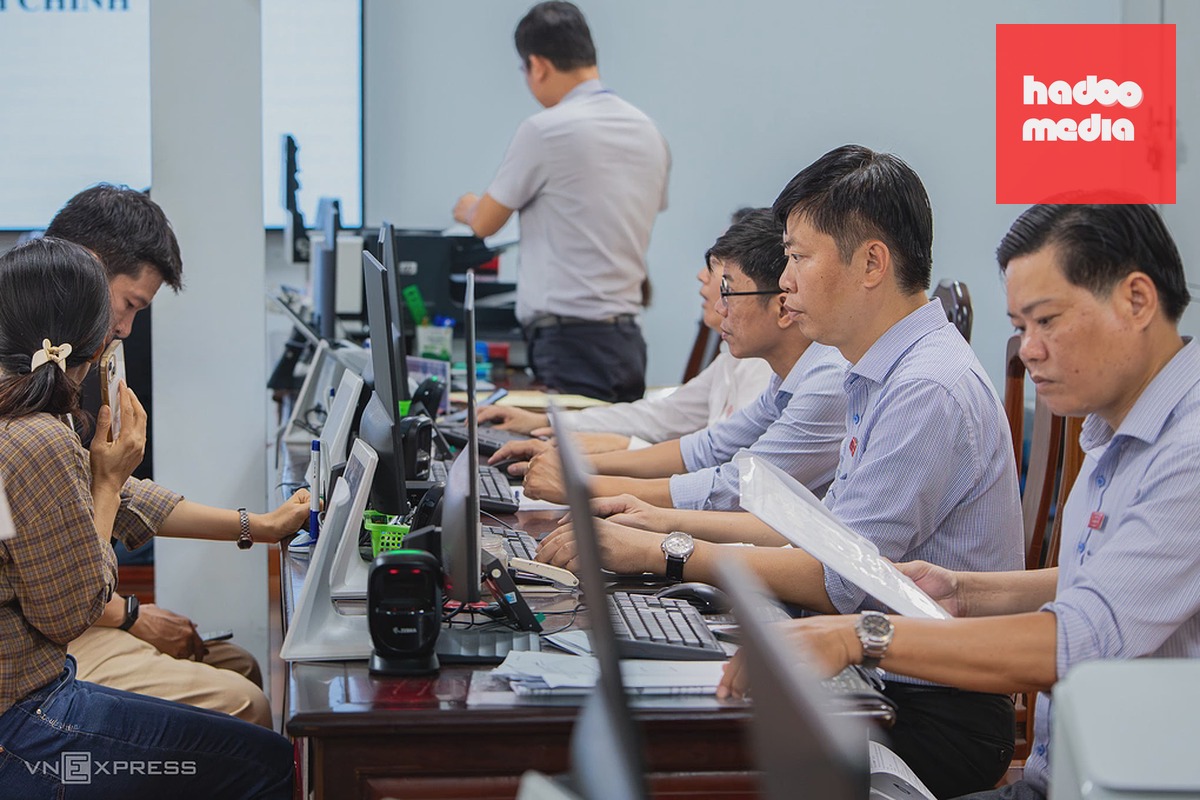 Công chức xử lý thủ tục hành chính tại UBND phường Đông Hòa, TP HCM, tháng 6/2026. Ảnh: Phùng Tiên