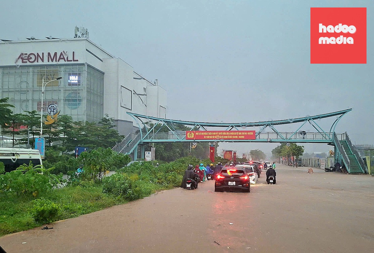 Khu vực trước Aeon Mall Long Biên ngập sâu - Ảnh: NGUYỄN QUANG