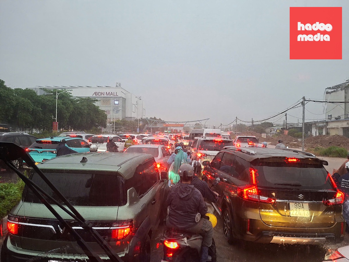 Đường phố ùn tắc nghiêm trọng vì mưa lớn, ngập nước - Ảnh: NGUYỄN QUANG