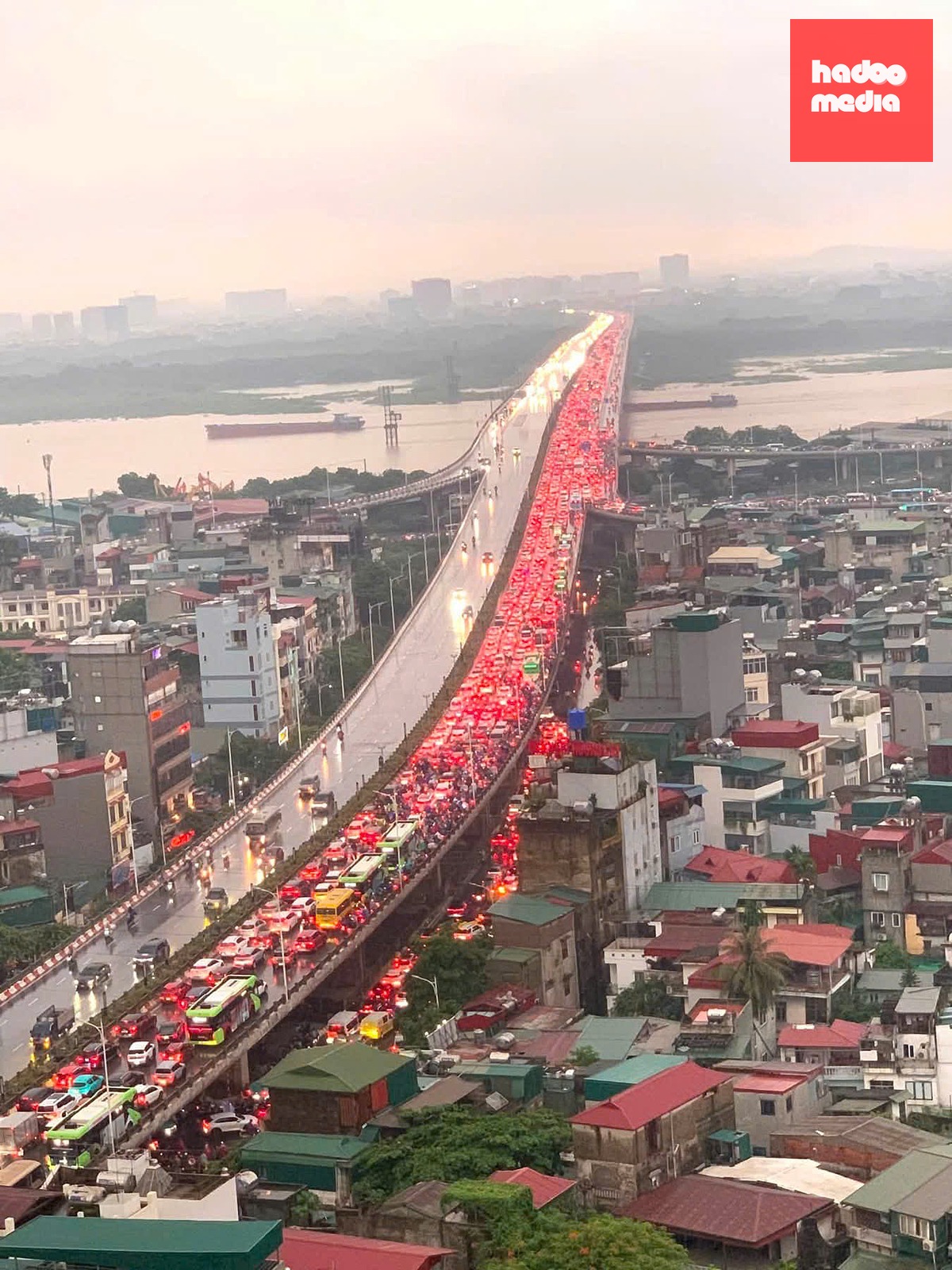Cầu Vĩnh Tuy hướng sang Long Biên ùn tắc nghiêm trọng sau mưa lớn - Ảnh: MINH QUANG
