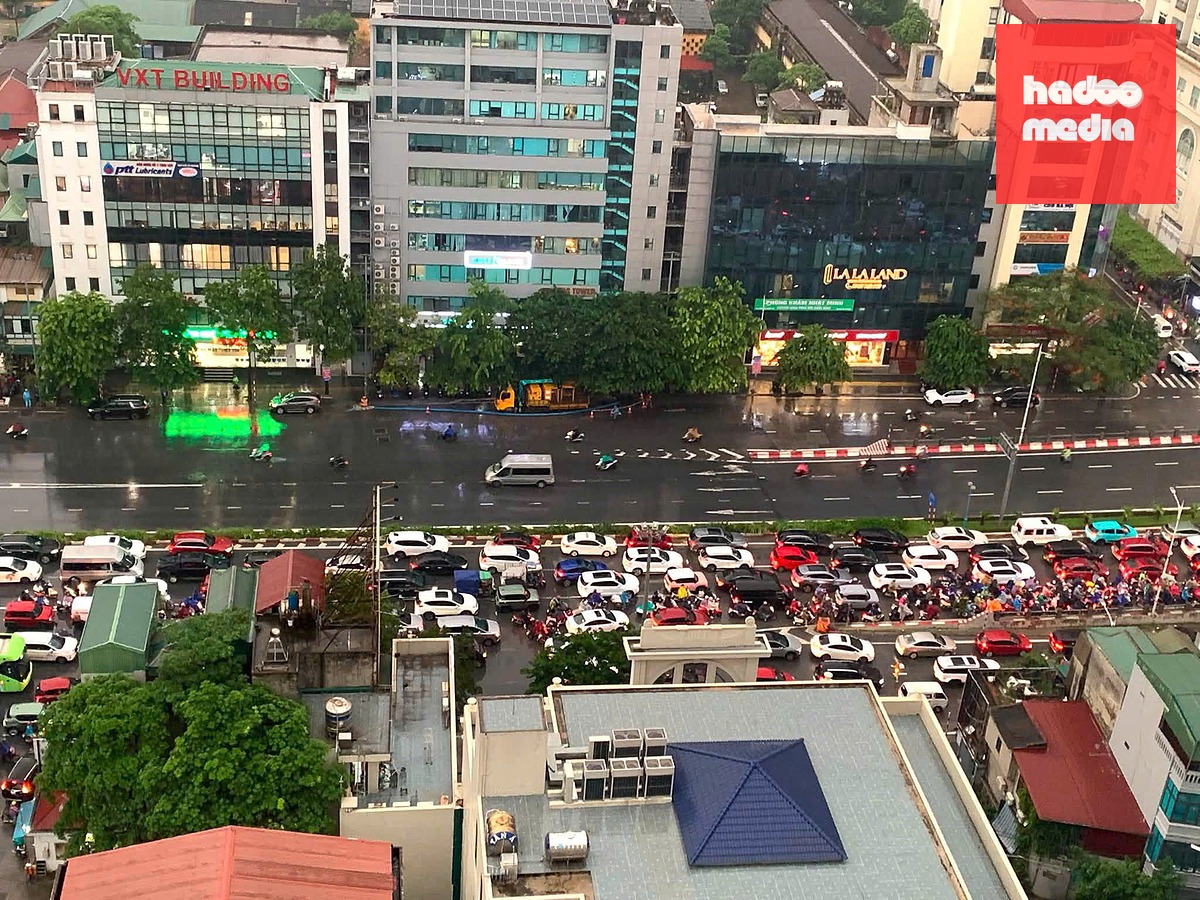 Xe cộ chôn chân hàng dài hướng sang Long Biên - Ảnh: MINH QUANG