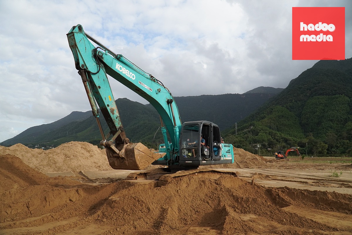 Đất cát bồi sau đợt lũ lớn trên sông Vu Gia ở Đà Nẵng - Ảnh: TRƯỜNG TRUNG