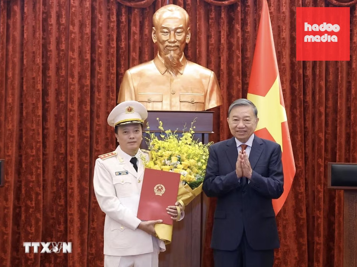 Tổng Bí thư, Chủ tịch nước Tô Lâm chủ trì buổi lễ trao quyết định thăng hàm từ Trung tướng lên Thượng tướng đối với Thứ trưởng Bộ Công an Đặng Hồng Đức - Ảnh: TTXVN