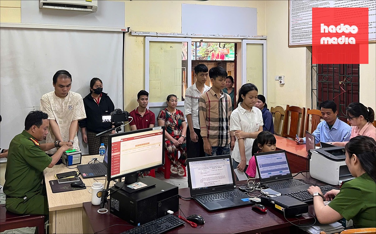Thực hiện các thủ tục làm căn cước công dân cho trẻ em - Ảnh: T.TR.