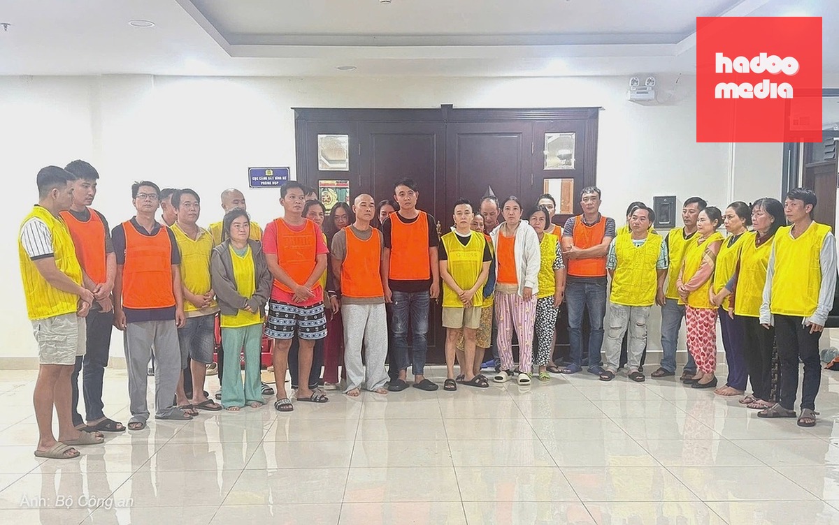 Các bị can trong đường dây. Ảnh: Bộ Công an