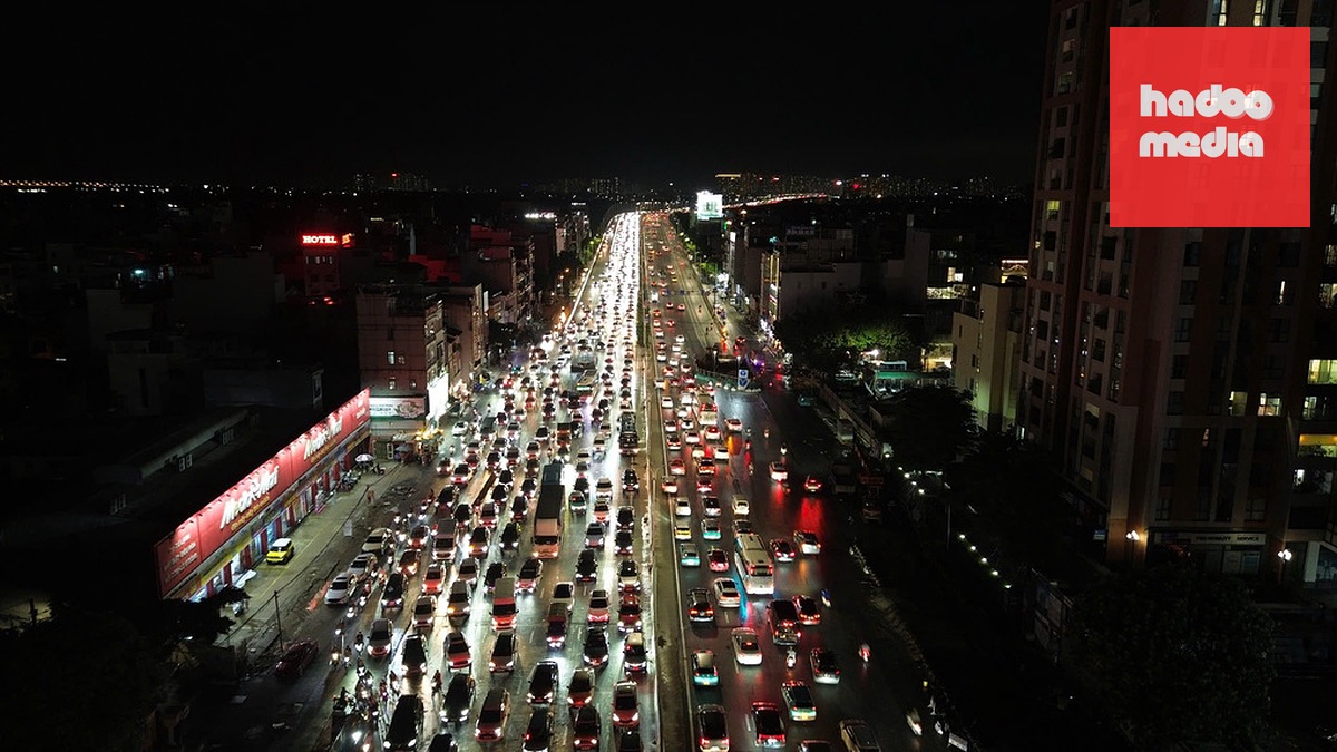 Dòng phương tiện nối đuôi nhau trên cầu Vĩnh Tuy, lúc 21h. Ảnh: Việt An