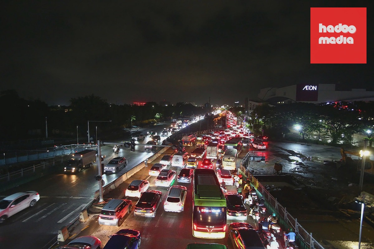 Lòng đường bị thu hẹp do đang trong quá trình thi công hầm chui nút giao Cổ Linh. Ảnh: Việt An