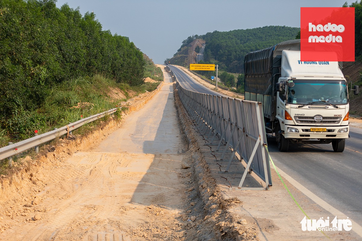 Cao tốc Cam Lộ - La Sơn đang nâng cấp, nhiều đoạn đường bị thu hẹp nên tốc độ tối đa cho phép là 50km/h - Ảnh: HOÀNG TÁO