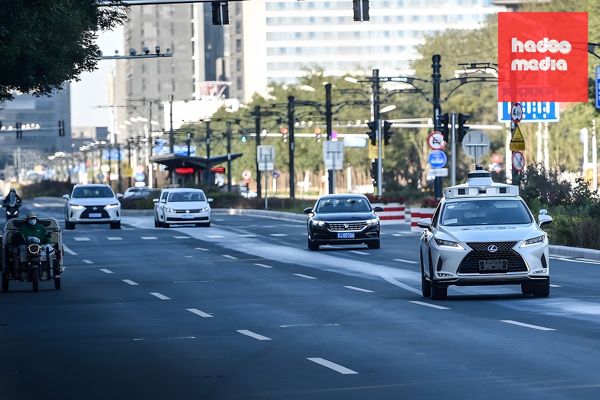 Ôtô trên một con đường ở Yizhuang, Bắc Kinh, ngày 19/10/2021. Ảnh: Tân Hoa Xã