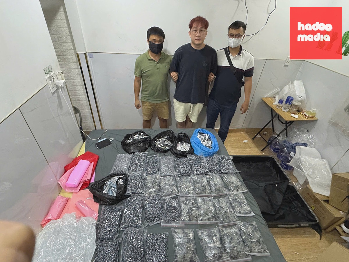 Nghi can người nước ngoài bị bắt khi trộn ma túy vào thuốc lá điện tử. Ảnh: Công an TP HCM