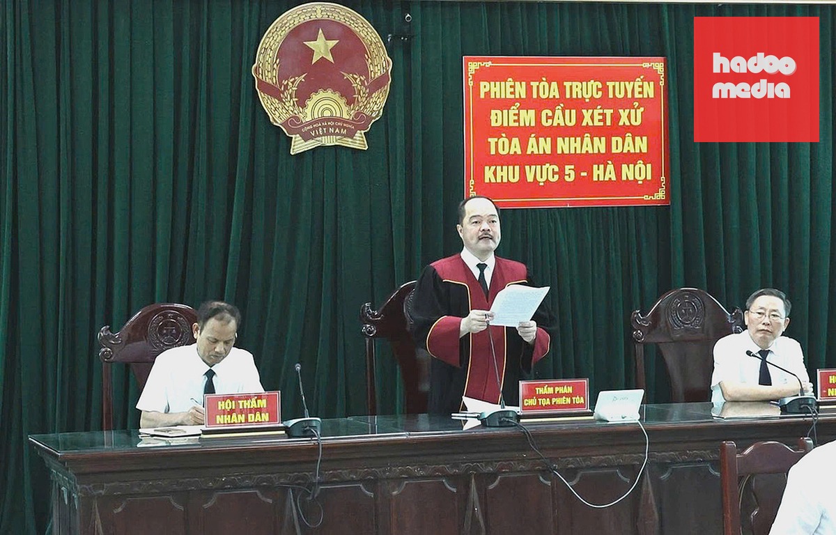 Thẩm phán chủ tọa Vũ Quang Dũng tuyên án, chiều 31/7. Ảnh: Danh Lam
