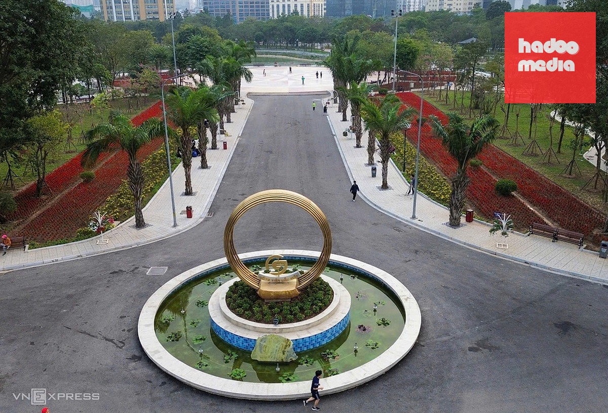 Công viên Cầu Giấy (cổng chính trên phố Thành Thái) là một phần của không gian văn hóa, tuyến phố đi bộ phố Thành Thái, phường Cầu Giấy. Ảnh: Phạm Chiểu
