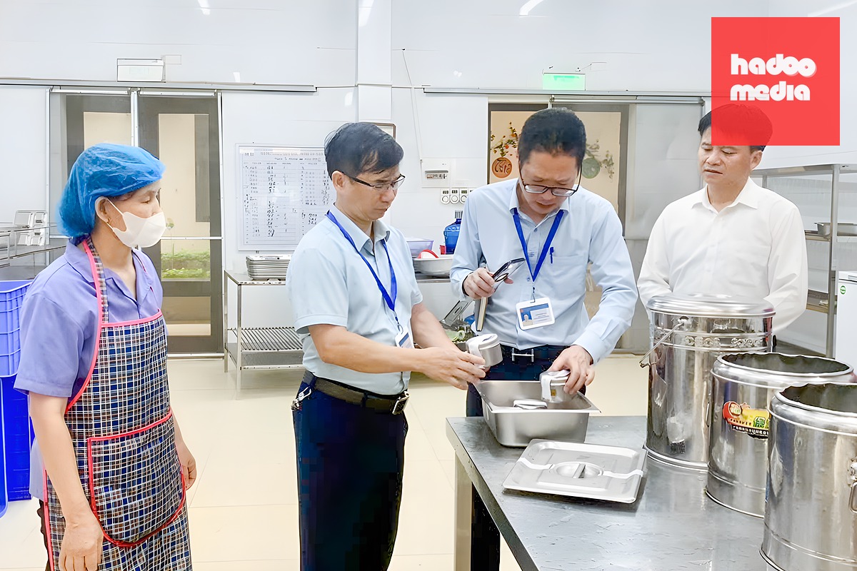 Đoàn kiểm tra an toàn thực phẩm liên ngành của tỉnh Bắc Ninh giám sát một bếp ăn tập thể.