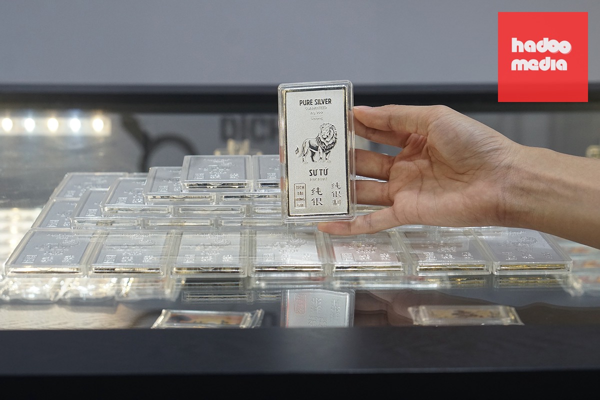Giá bạc trong nước ở quanh mức 2,2 triệu đồng/lượng - Ảnh: H.N.