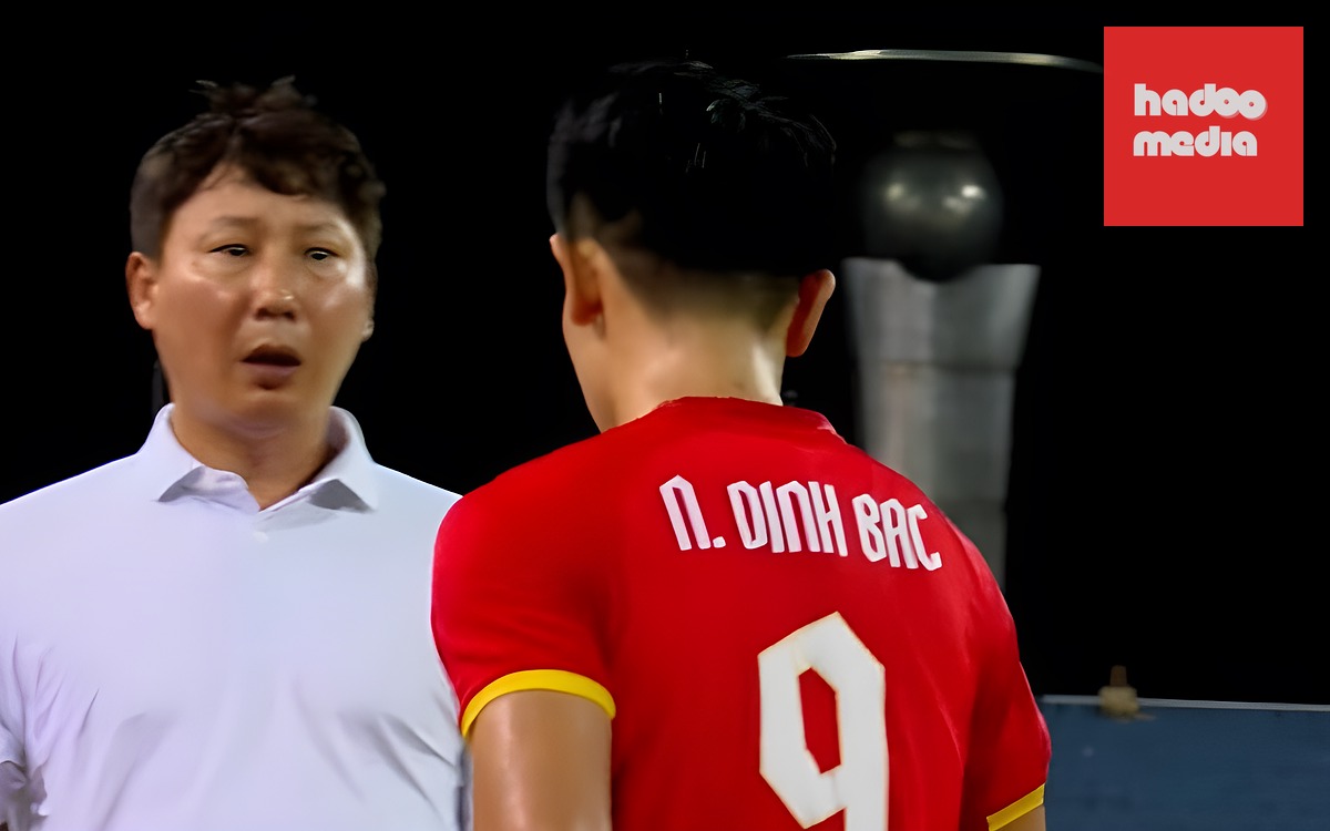 HLV Kim Sang-sik không hài lòng với Đình Bắc. Ảnh chụp màn hình.