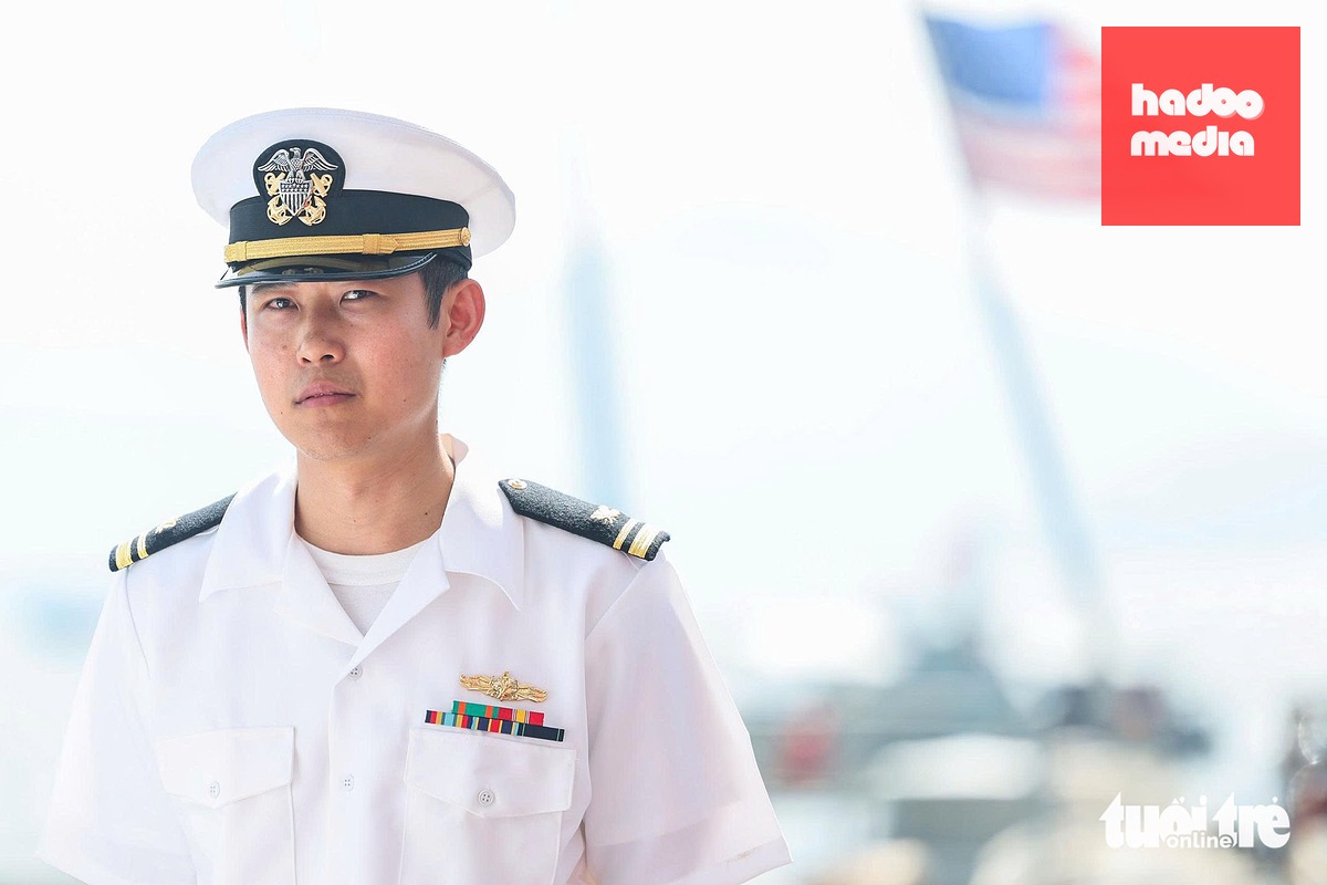 Sĩ quan Alex Nguyễn chia sẻ cảm xúc khi đến Việt Nam trong khuôn khổ chuyến thăm của tàu USS George Washington - Ảnh: NGUYỄN KHÁNH