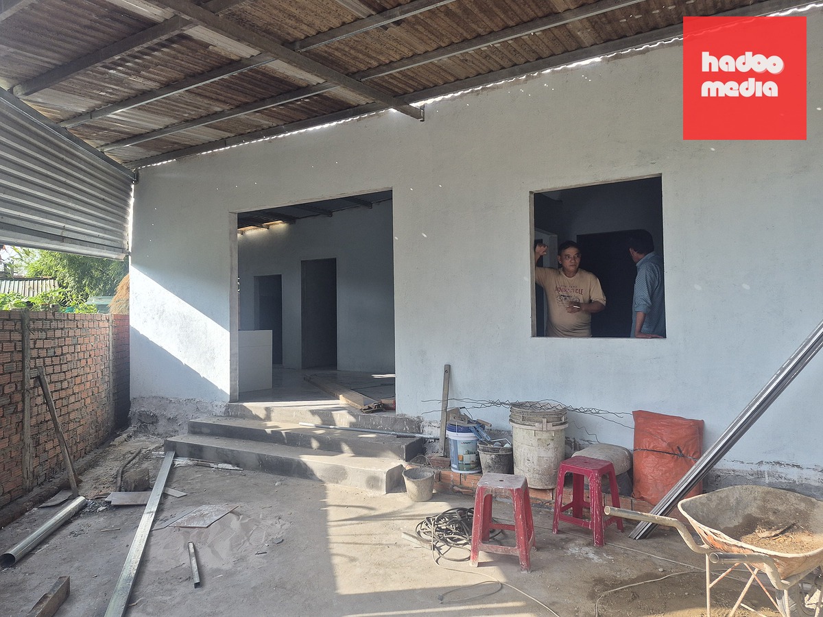 Ông Tuấn thỏa thuận thuê lại khoảng đất phía sau nhà để xây tạm chỗ ở cho gia đình. Nhưng công trình còn dang dở thì cả hai vợ chồng bị điện giật chết thương tâm - Ảnh: TRẦN THƯỜNG