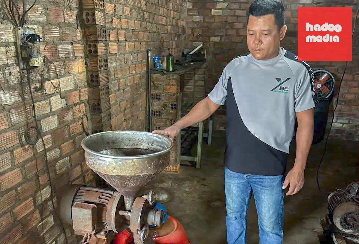 Nghi can Nguyễn Thanh Bình với nhà xưởng sản xuất cà phê của mình - Ảnh: T.P.