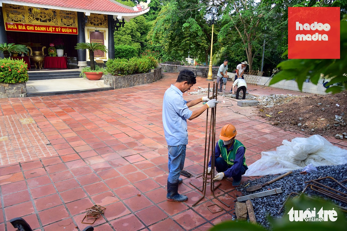 Đơn vị thi công đào các móng trụ tại khoảng sân trước nhà bia ghi danh liệt sĩ quận 10 cũ - Ảnh: TRÍ ĐỨC