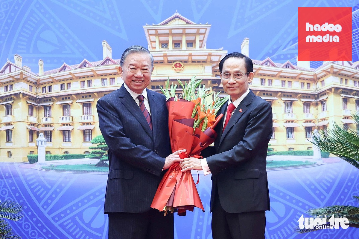 Bộ trưởng Bộ Ngoại giao Lê Hoài Trung tặng hoa cho Tổng Bí thư, Chủ tịch nước Tô Lâm sau phát biểu chỉ đạo - Ảnh: NGUYỄN KHÁNH